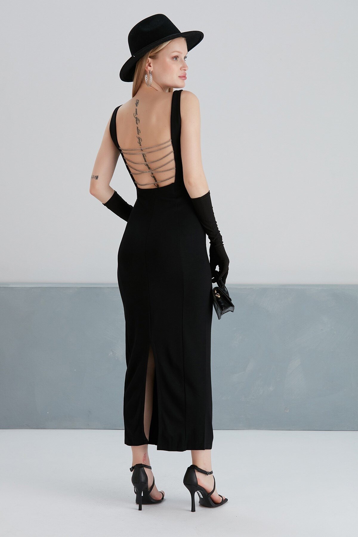 Kadın Kalın Askılı Sırt Ve Zincir Detaylı Midi Boy Yırtmaçlı Spor Şık Siyah Elbise