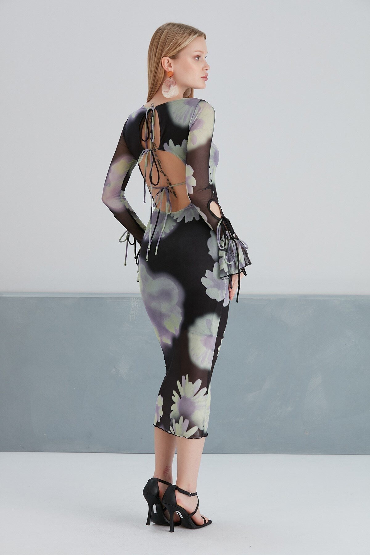 Kadın Sırt Dekolteli Uzun Boy Çiçekli Tül Spor Şık Siyah Kol Detaylı Elbise