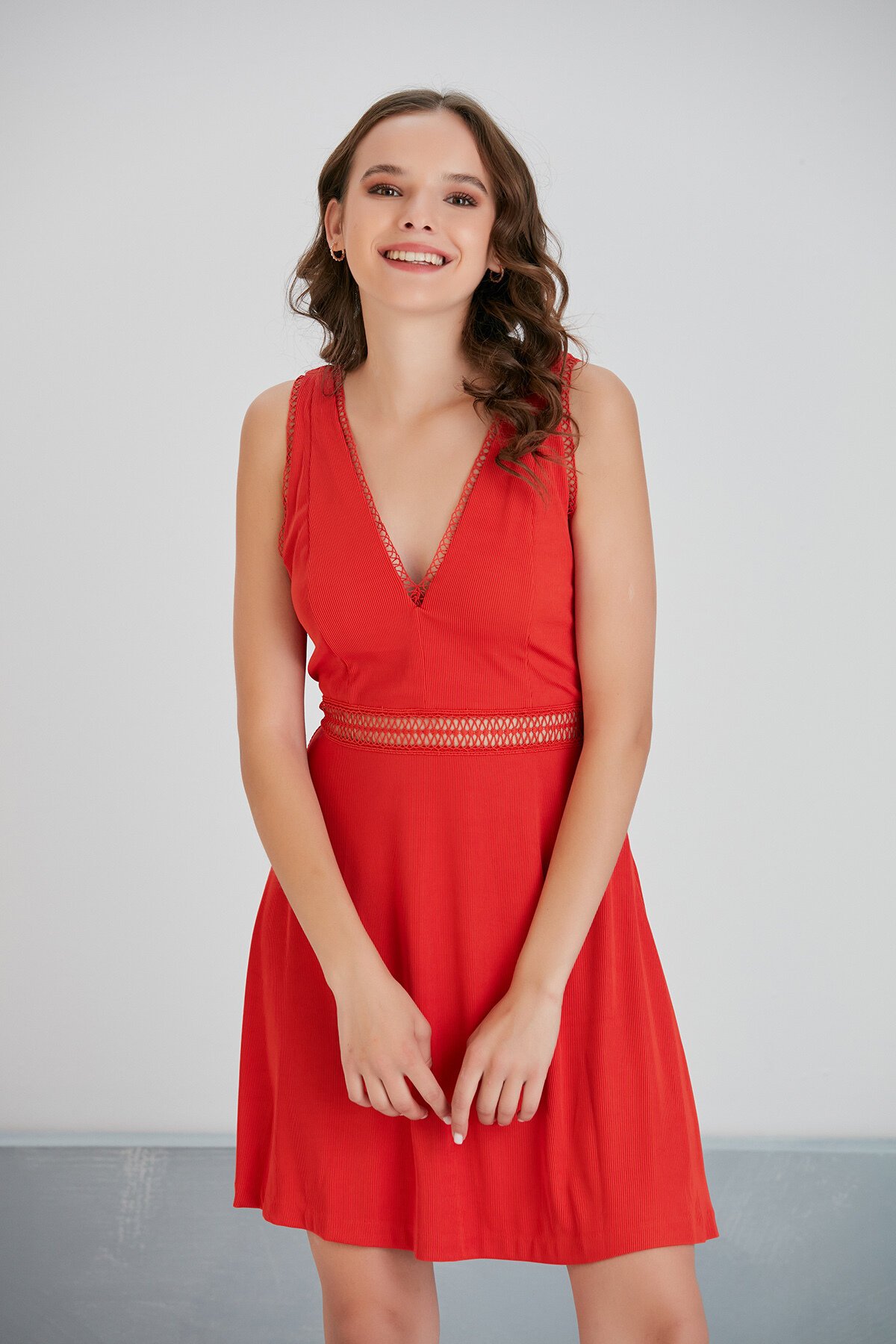 Kadın V Yaka Dokulu Yazlık Bel Detaylı A Kesim Nar Çiçeği Spor Şık Fermuarlı Askılı Tasarım Elbise