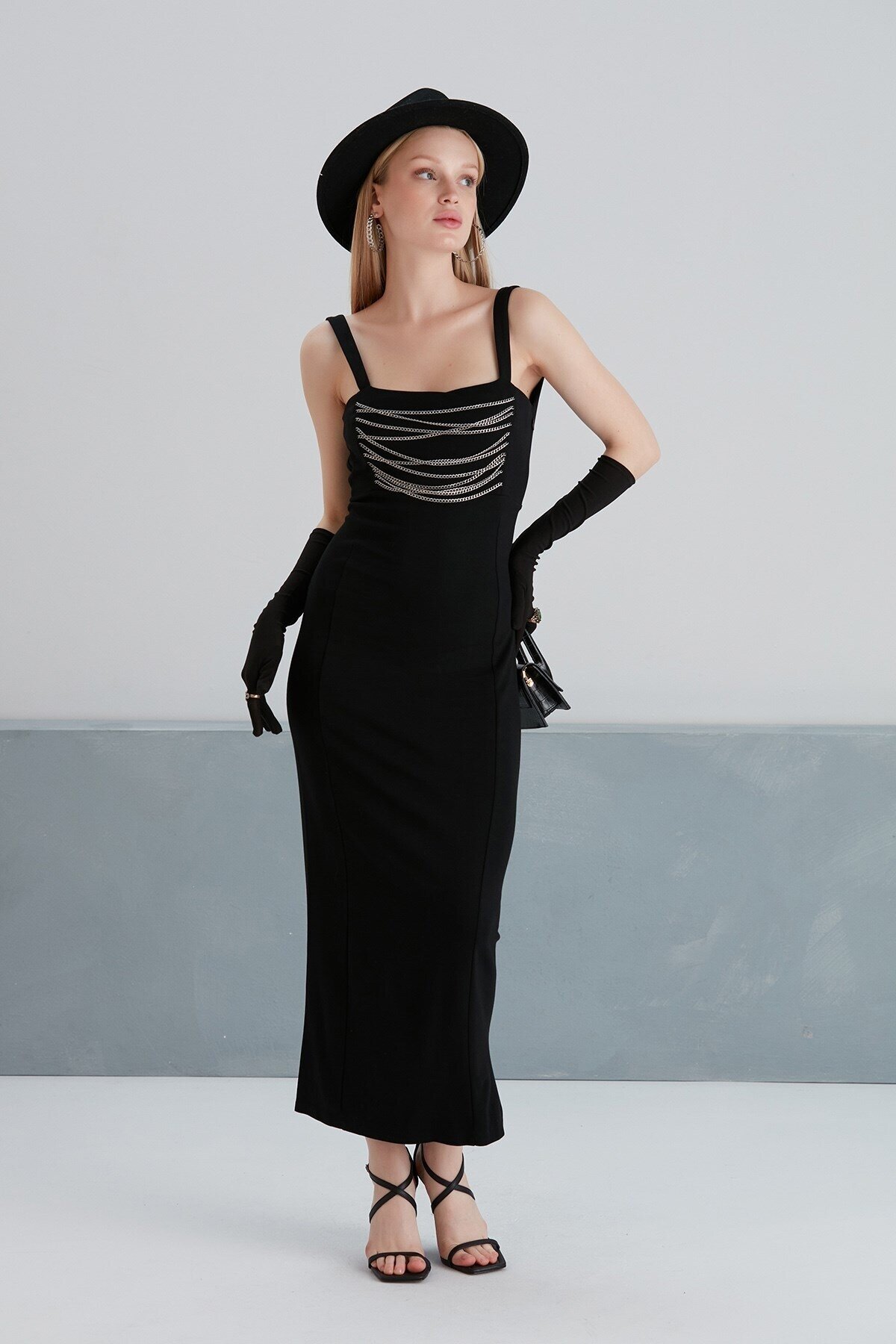 Kadın Kalın Askılı Sırt Ve Zincir Detaylı Midi Boy Yırtmaçlı Spor Şık Siyah Elbise