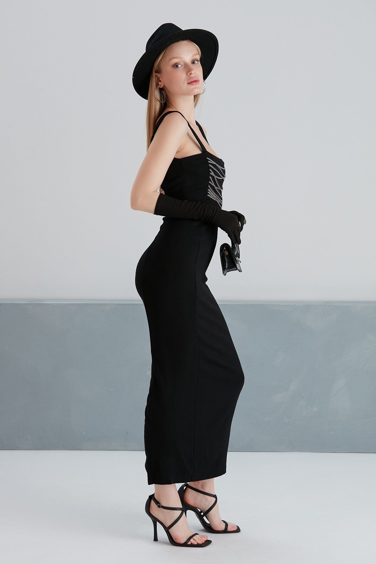 Kadın Kalın Askılı Sırt Ve Zincir Detaylı Midi Boy Yırtmaçlı Spor Şık Siyah Elbise