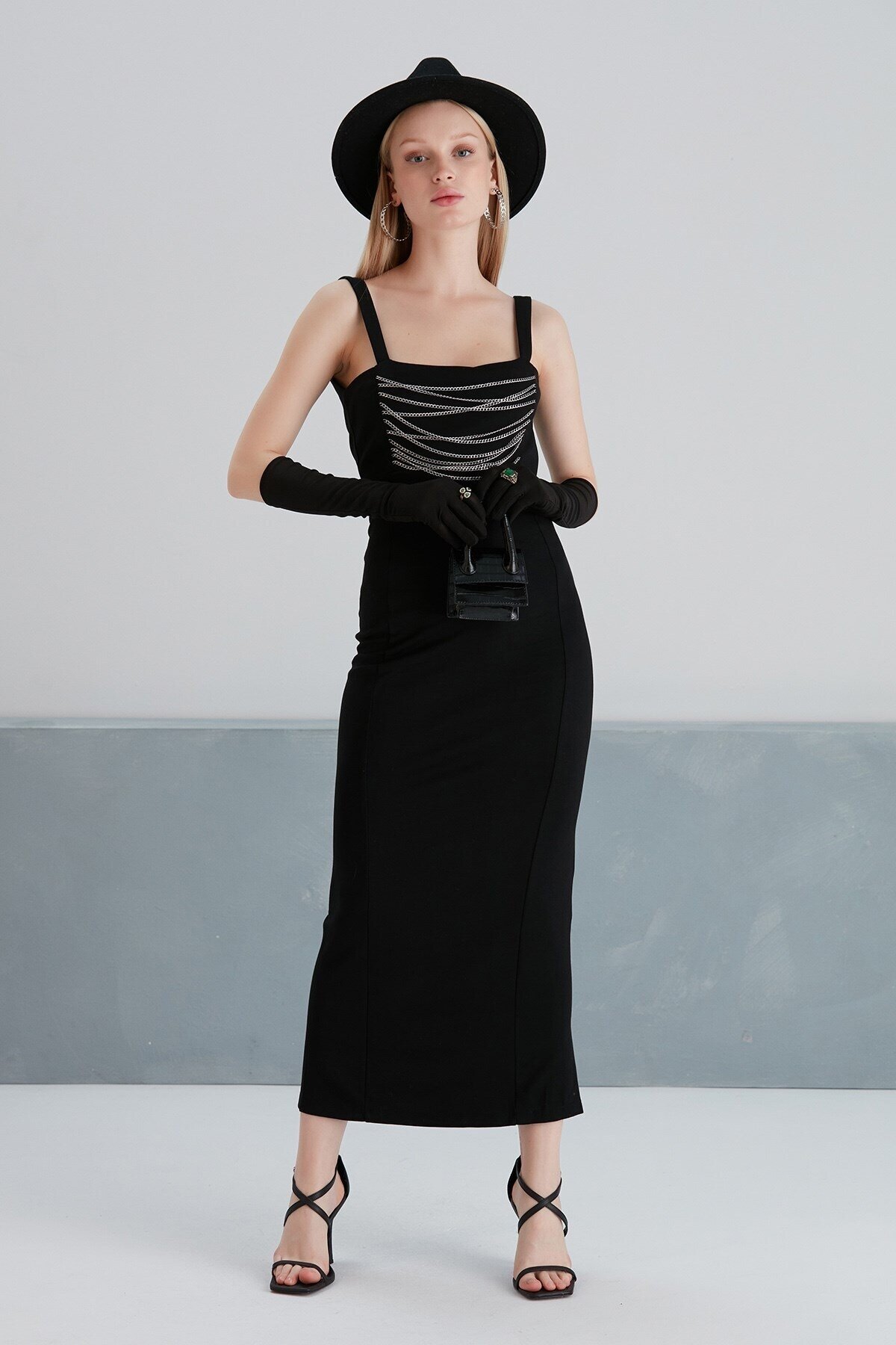 Kadın Kalın Askılı Sırt Ve Zincir Detaylı Midi Boy Yırtmaçlı Spor Şık Siyah Elbise