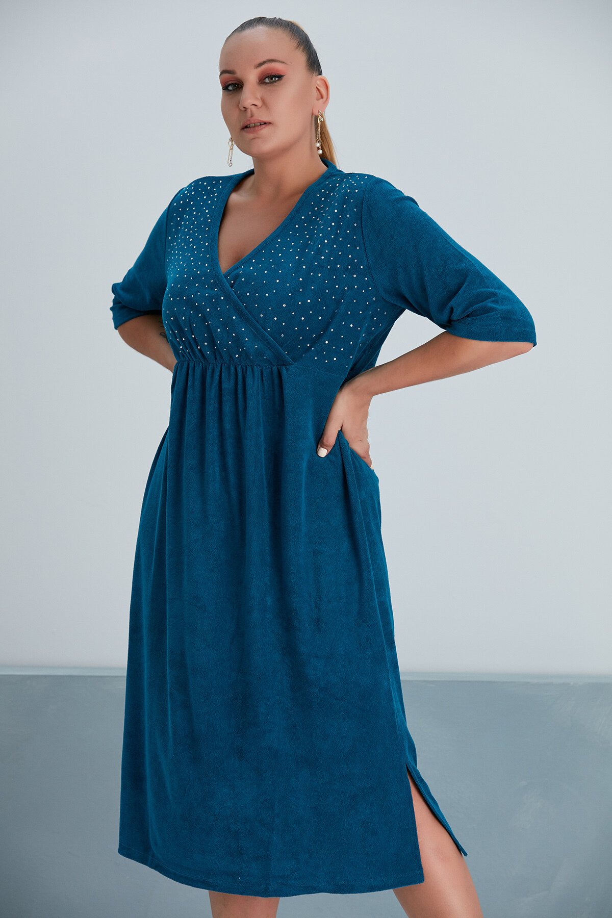 Kadın Kruvaze Yaka Taş Detaylı Uzun Büyük Beden Curve Ev Plaj Havlu Elbisesi