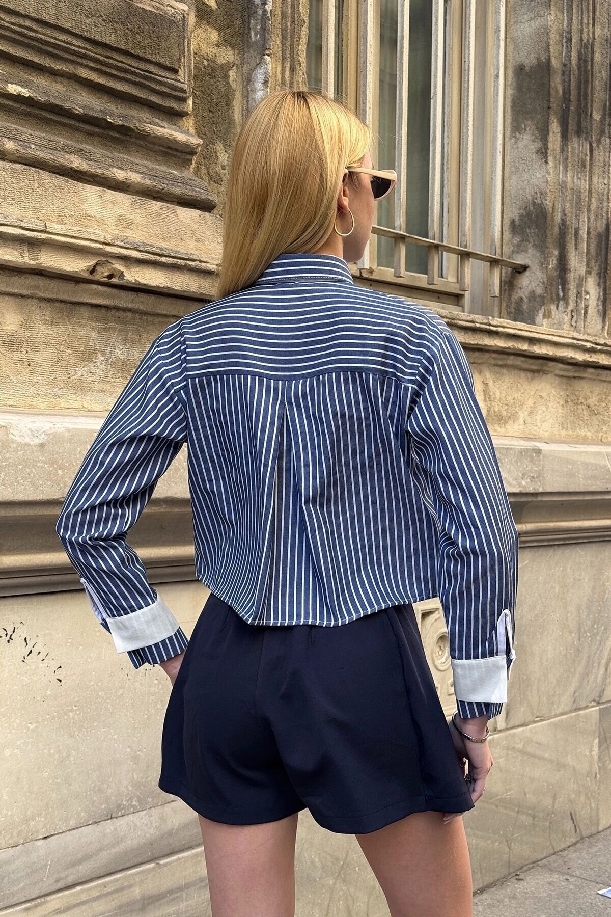 Kadın Özel Tasarım Çizgi Garni Crop Boy Uzun Kol Çift Manşetli Bluz Kısa Gömlek