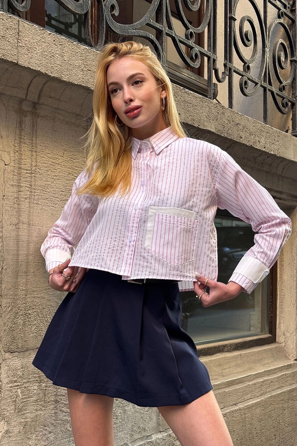 Kadın Özel Tasarım Çizgi Garni Crop Boy Uzun Kol Çift Manşetli Bluz Kısa Gömlek