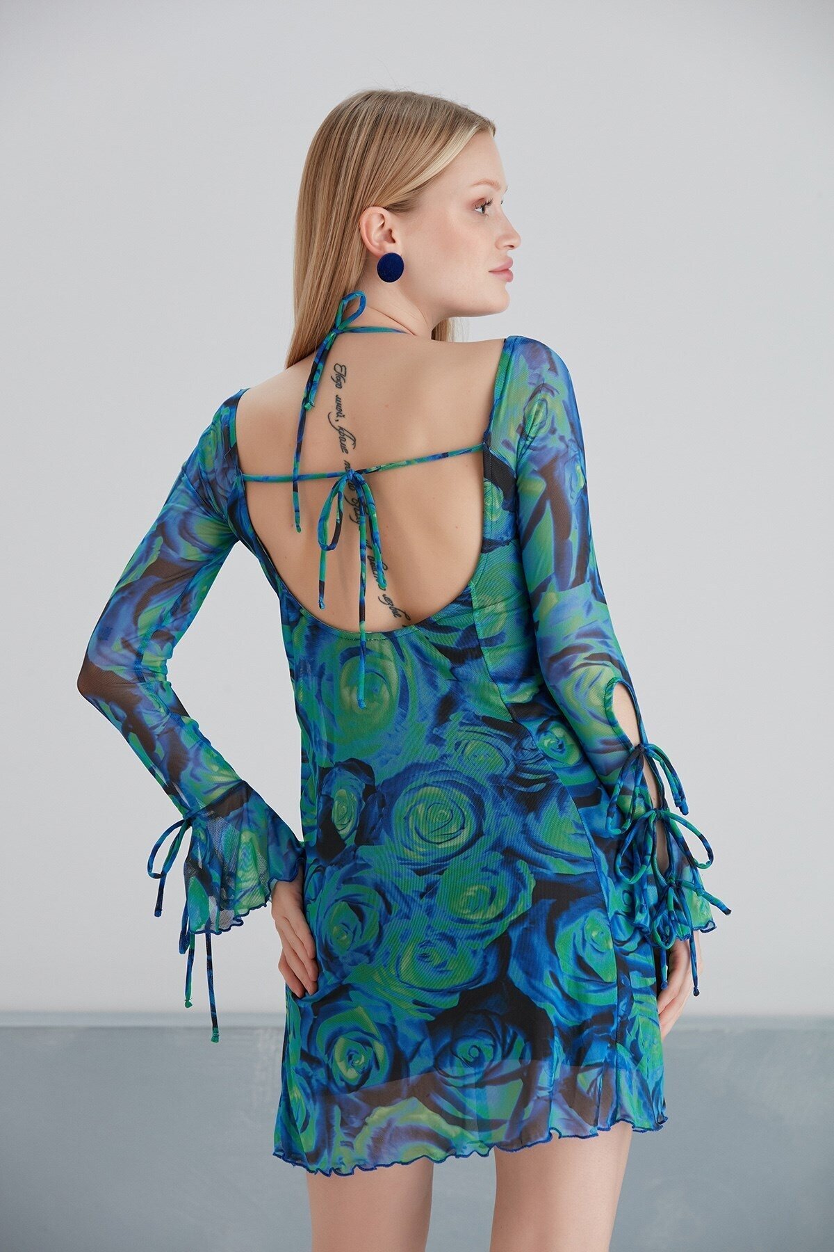 Kadın Sırt Dekolteli Desenli Tül Spor Şık Kol Detaylı Yaka Büzgülü Mavi Elbise