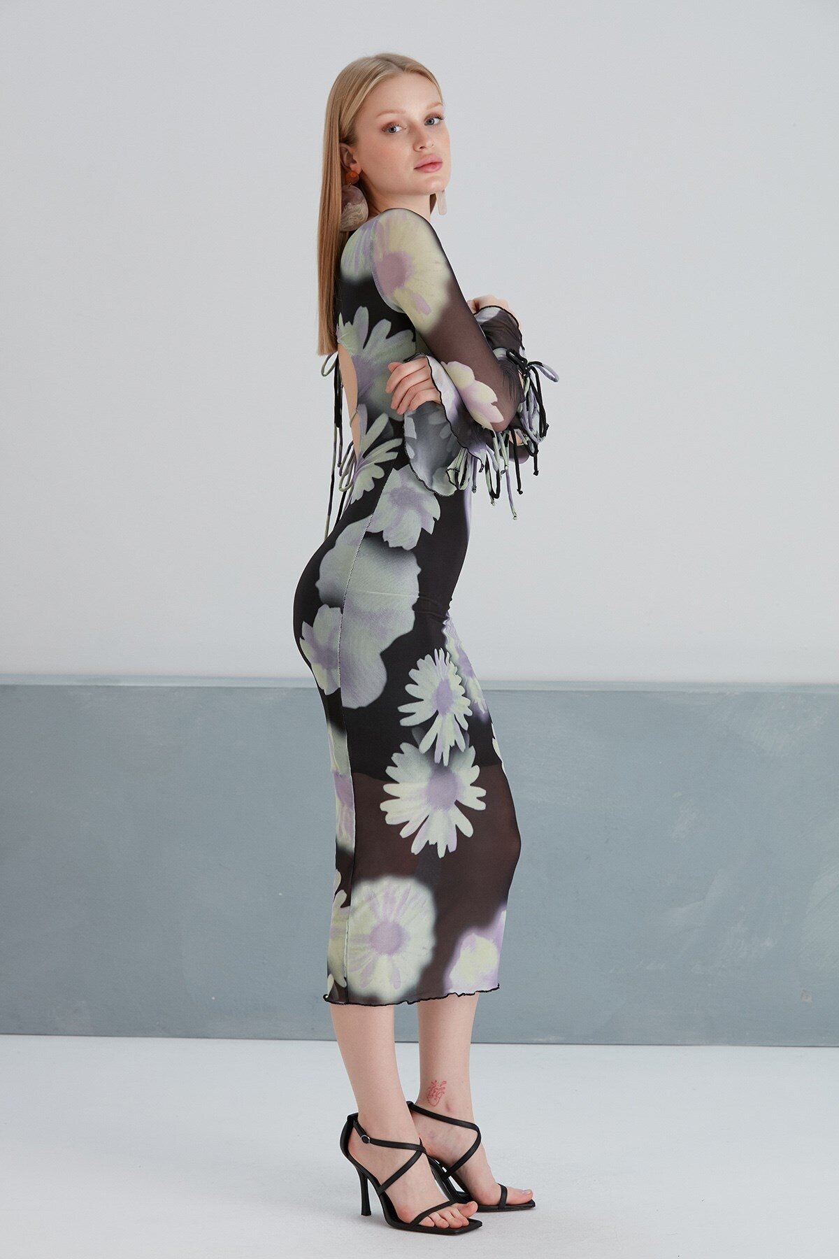 Kadın Sırt Dekolteli Uzun Boy Çiçekli Tül Spor Şık Siyah Kol Detaylı Elbise