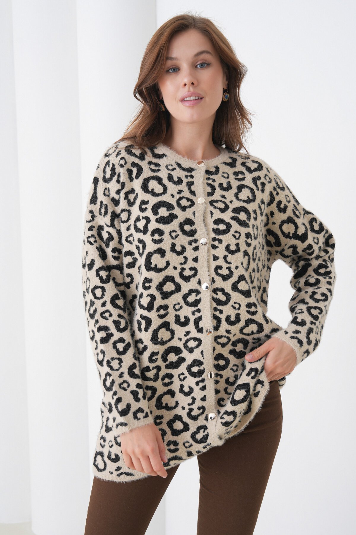 Kadın Tesettüre Uygun Midi Boy Uzun Kol Önden Düğmeli Leopar Desenli Spor Şık Triko Ceket