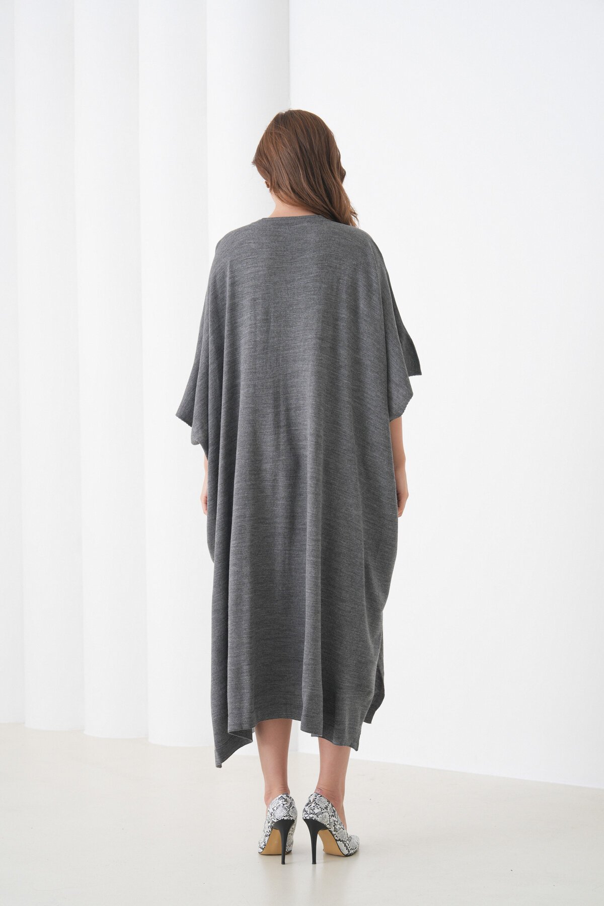 Kadın Tesettüre Uygun Önden Düğmeli Asimetrik Kesim Yarasa Kol Şık Geniş Kalıp Panço Ceket