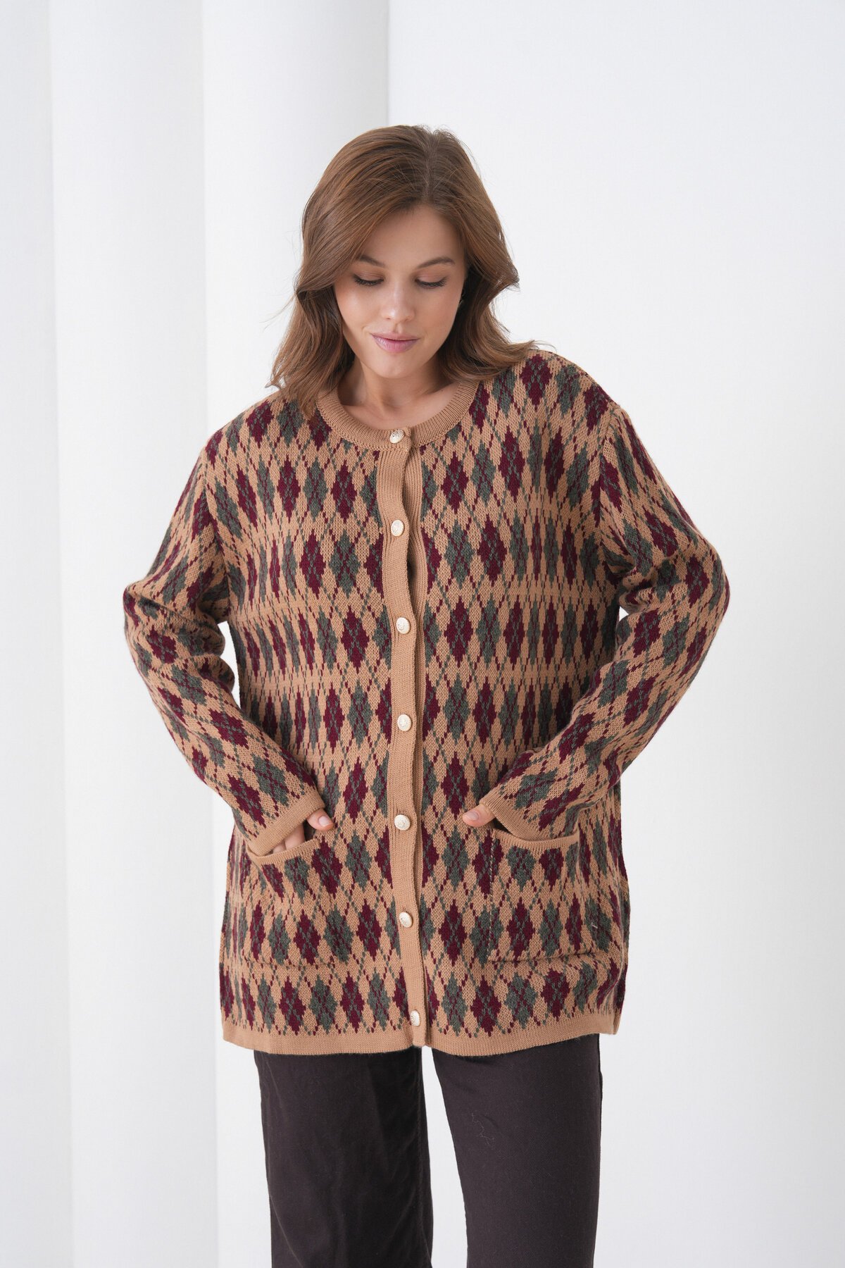 Kadın Tesettüre Uygun Önden Düğmeli CepliUzun Kol Şık Geniş Kalıp Desenli Triko Ceket