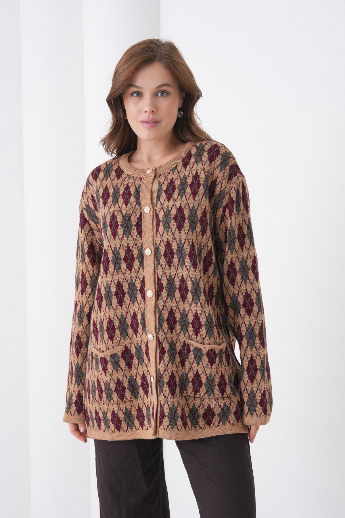 Kadın Tesettüre Uygun Önden Düğmeli CepliUzun Kol Şık Geniş Kalıp Desenli Triko Ceket