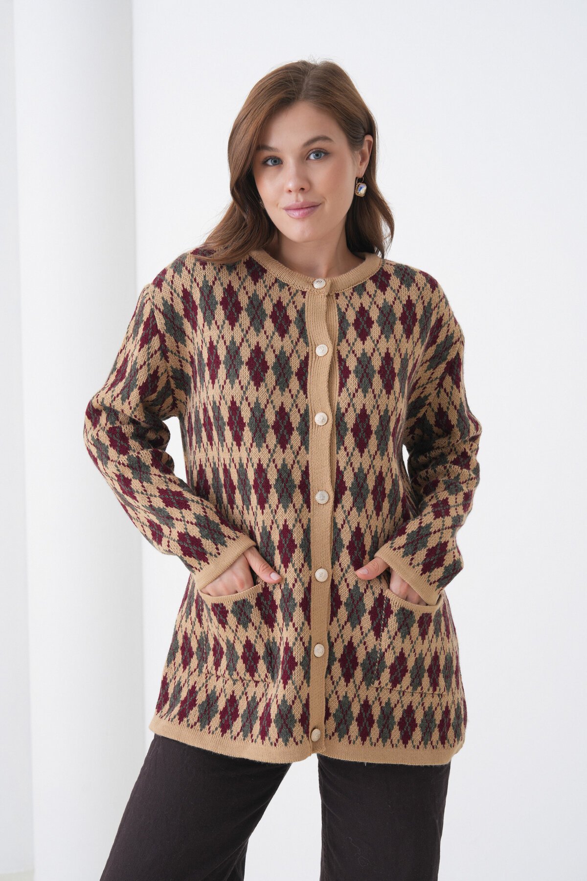 Kadın Tesettüre Uygun Önden Düğmeli CepliUzun Kol Şık Geniş Kalıp Desenli Triko Ceket