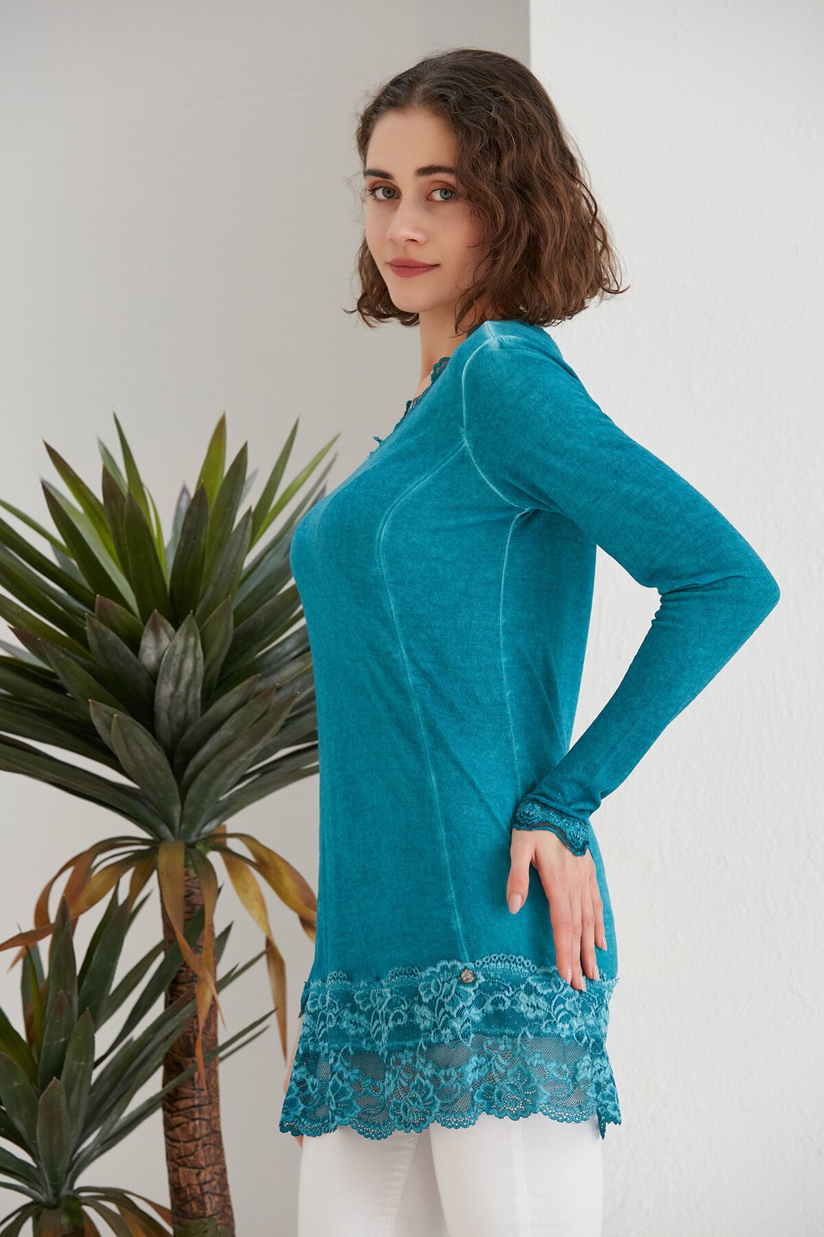 Kadın Turkuaz Mavi Dantel Detaylı Uzun Kol Curve Spor Şık Bluz Tunik