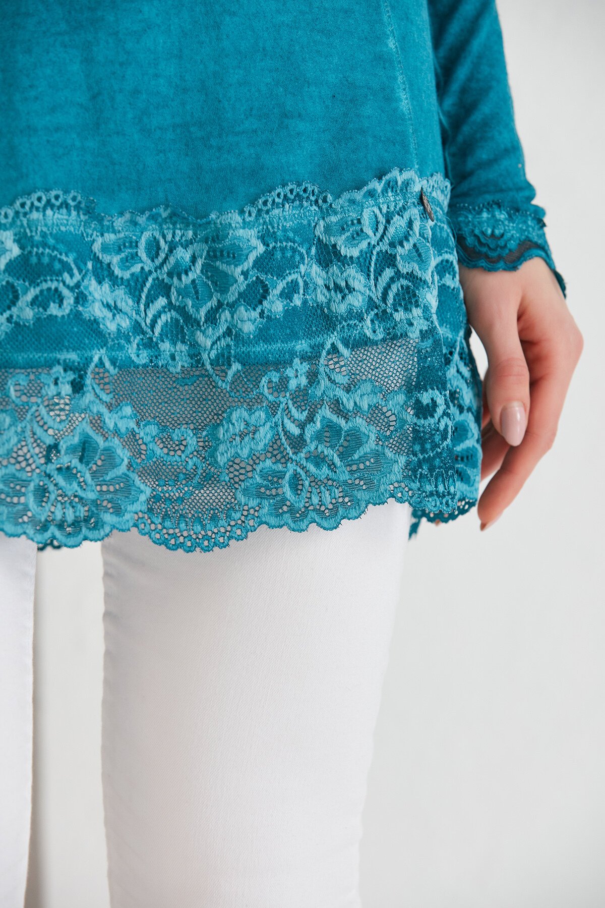Kadın Turkuaz Mavi Dantel Detaylı Uzun Kol Curve Spor Şık Bluz Tunik