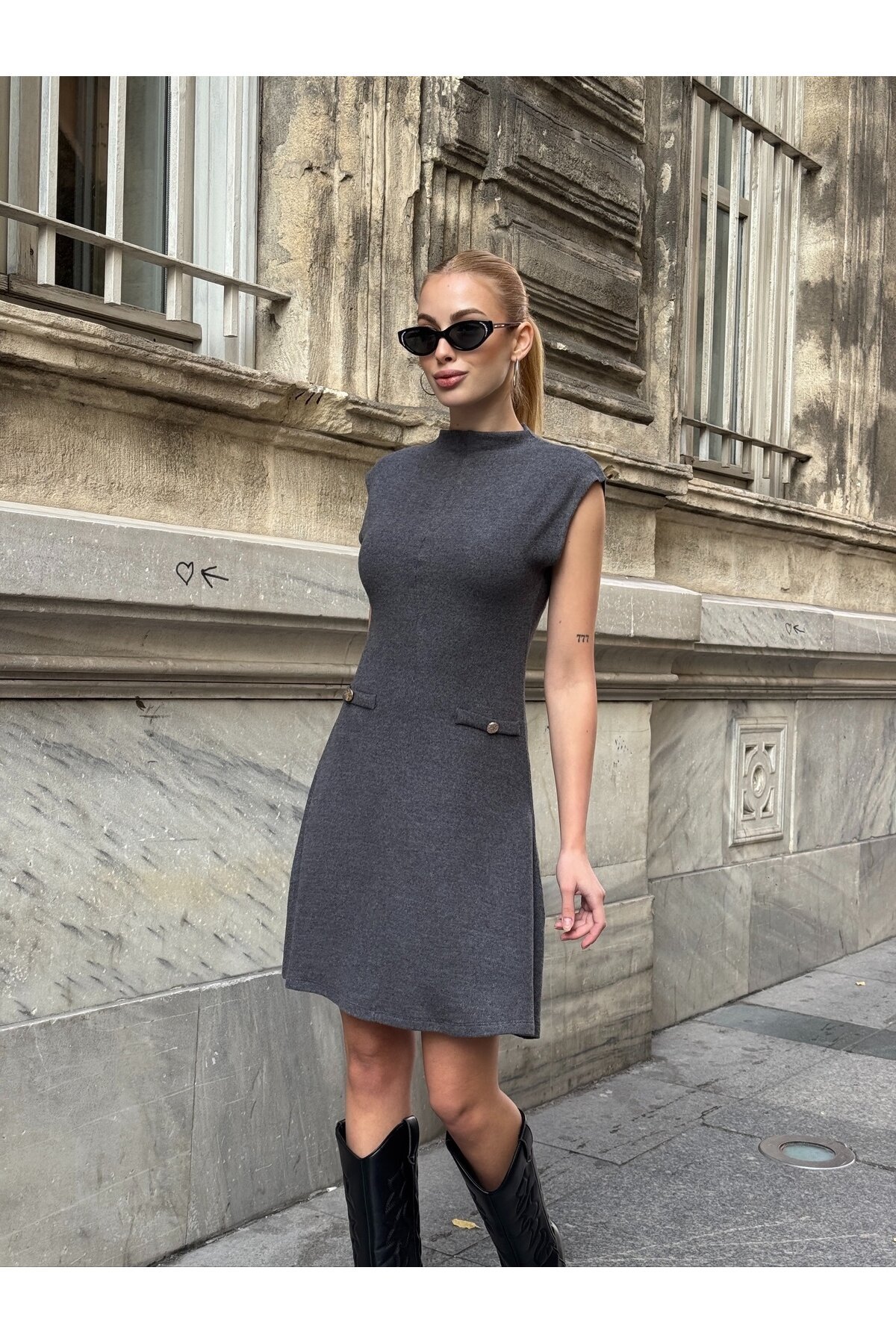 Kadın Dik Yaka Asimetrik Etekli Beli Tokalı Kolsuz Şık Tasarım Elbise