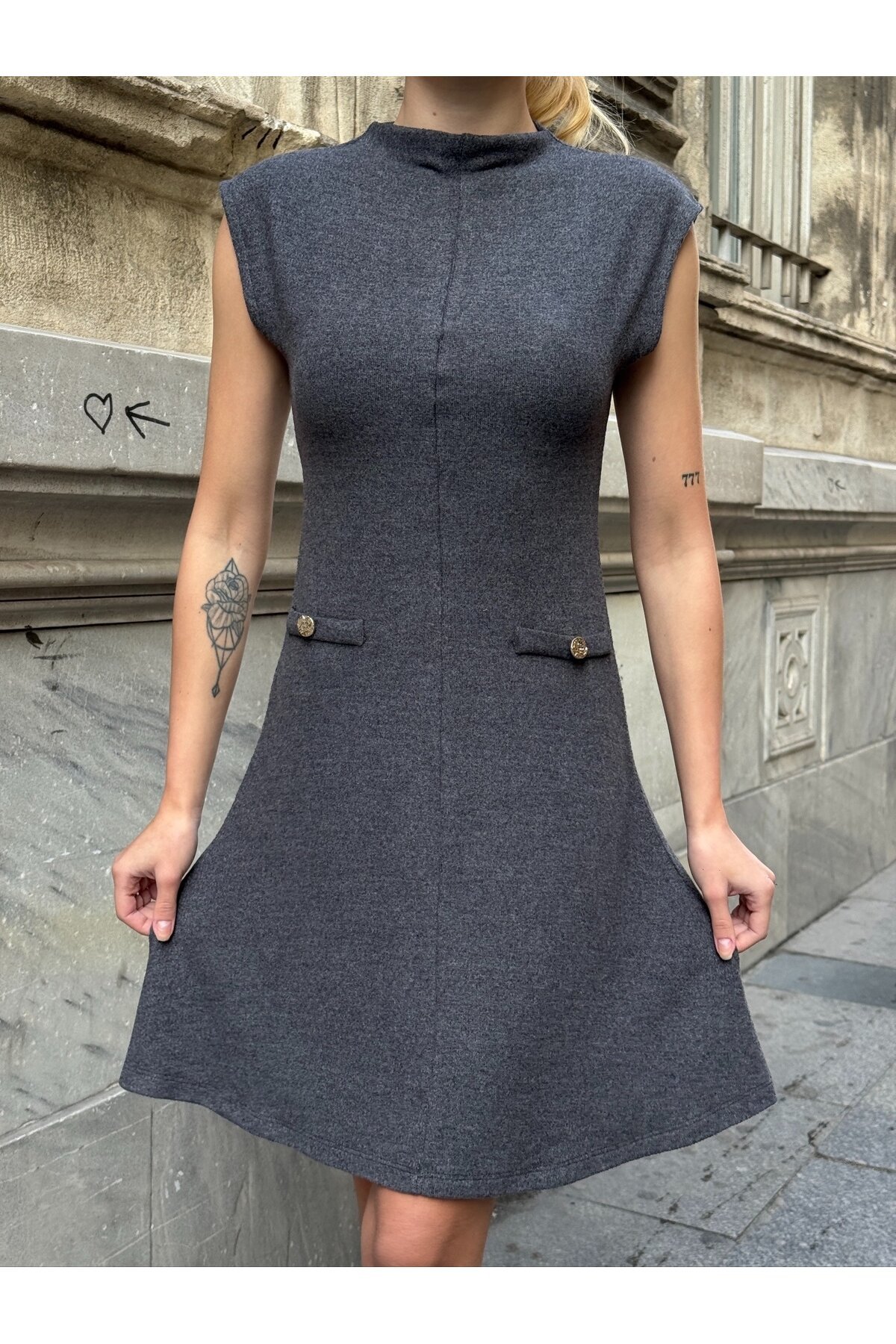 Kadın Dik Yaka Asimetrik Etekli Beli Tokalı Kolsuz Şık Tasarım Elbise