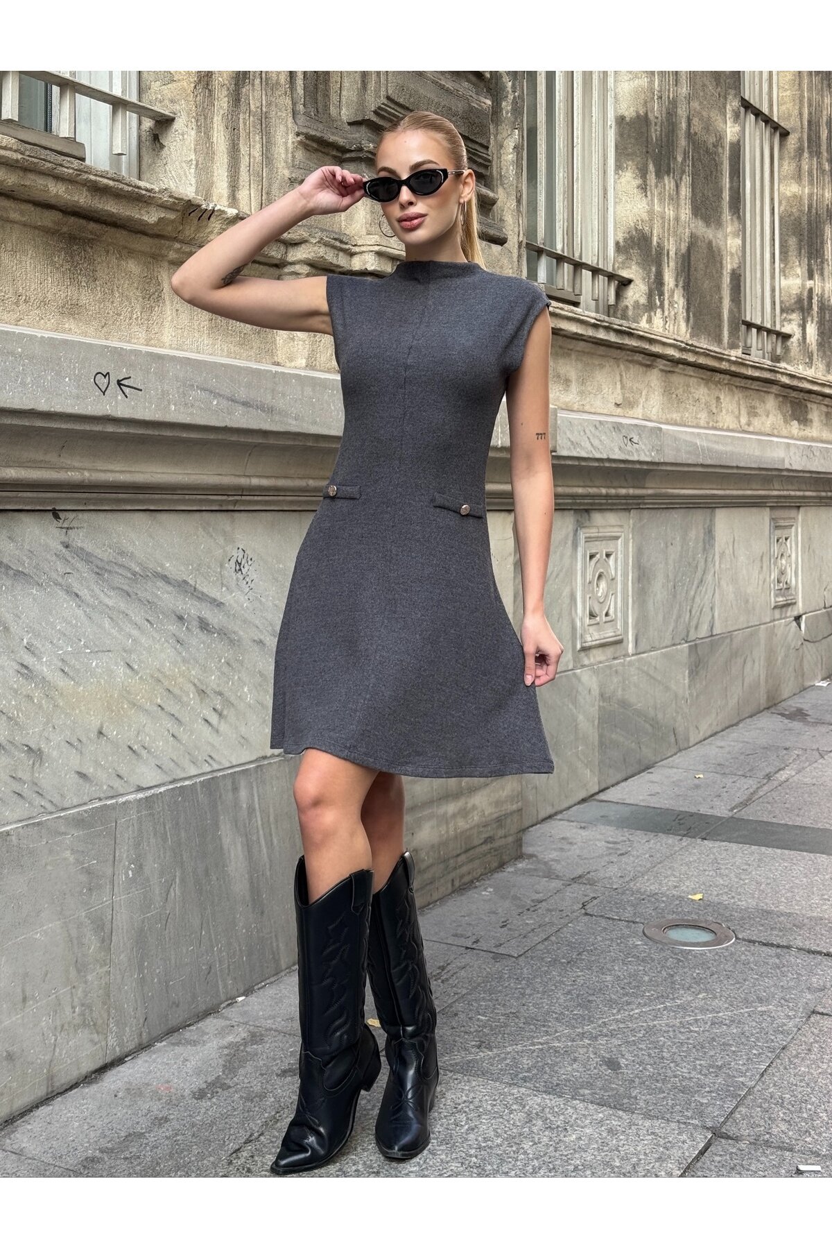 Kadın Dik Yaka Asimetrik Etekli Beli Tokalı Kolsuz Şık Tasarım Elbise
