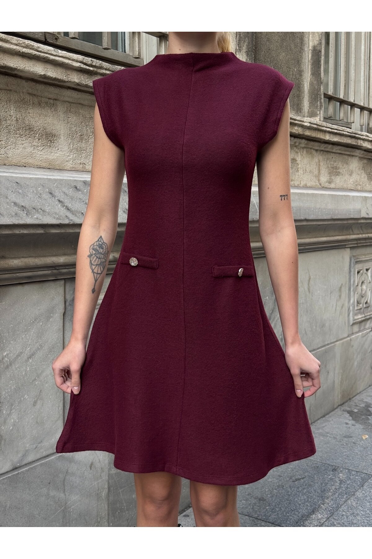 Kadın Dik Yaka Asimetrik Etekli Beli Tokalı Kolsuz Şık Tasarım Elbise