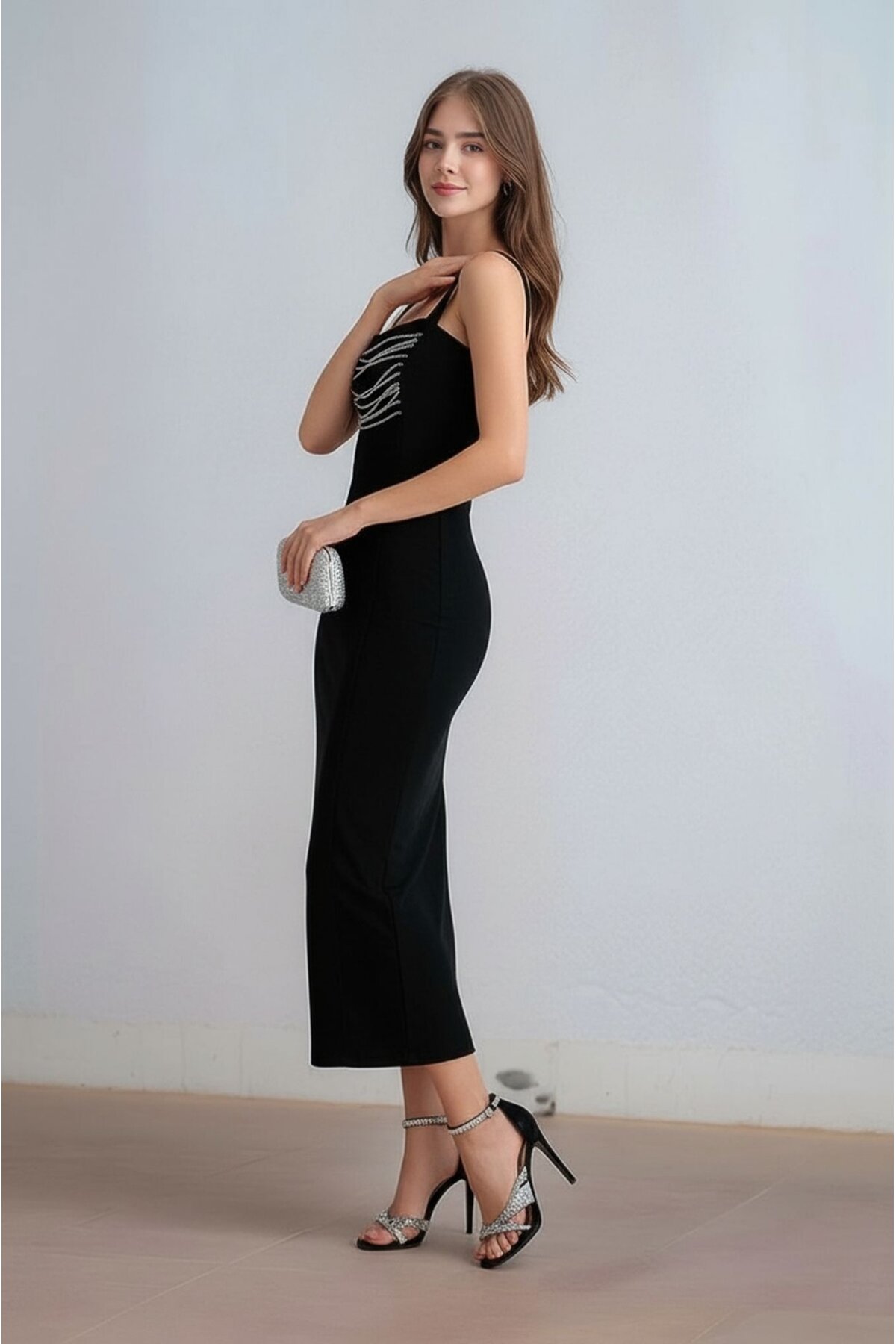 Kadın Kalın Askılı Sırt Dekolteli Ve Zincir Detaylı Midi Boy Yırtmaçlı Spor Şık Siyah Elbise