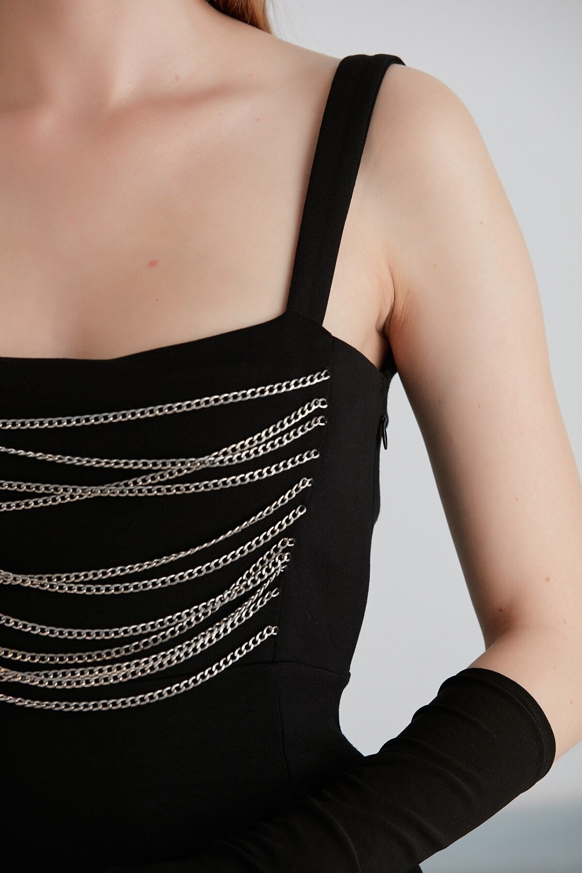 Kadın Kalın Askılı Sırt Dekolteli Ve Zincir Detaylı Midi Boy Yırtmaçlı Spor Şık Siyah Elbise