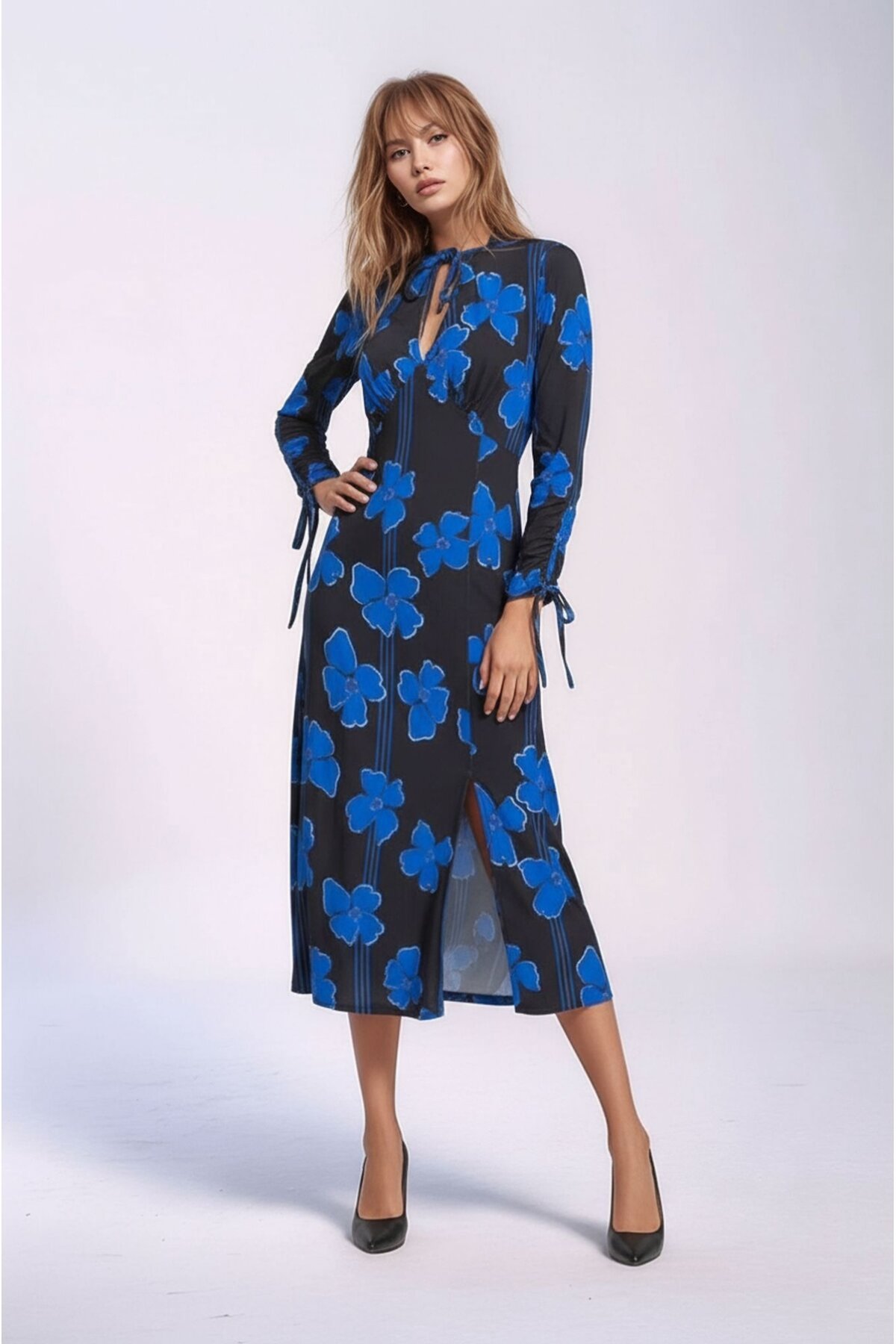 Kadın Yaka Bağlamalı Mavi Çiçek Desen Büzgü Kol Detaylı Şık Siyah Curve Elbise