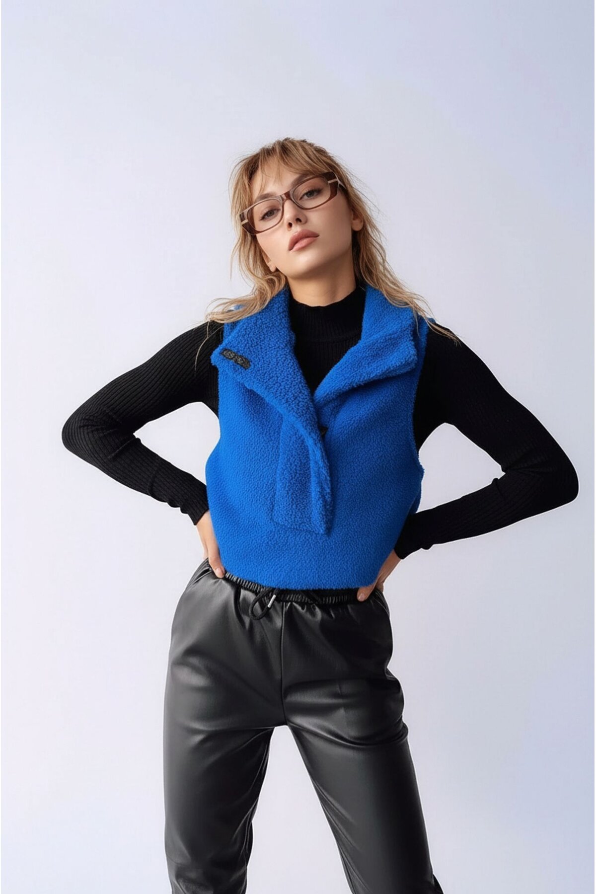 Kadın Önü Çıtçıtlı Kapüşonlu Yan Cepli Tasarım Yaka Spor Şık Crop Peluş Yelek