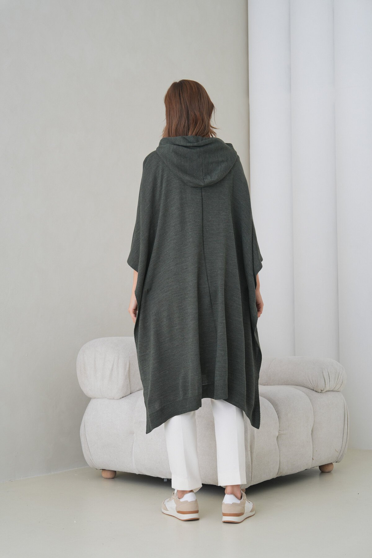 Kadın Tesettüre Uygun Yandan Bağlamalı Asimetrik Kesim Kapüşonlu Geniş Kalıp Panço Ceket