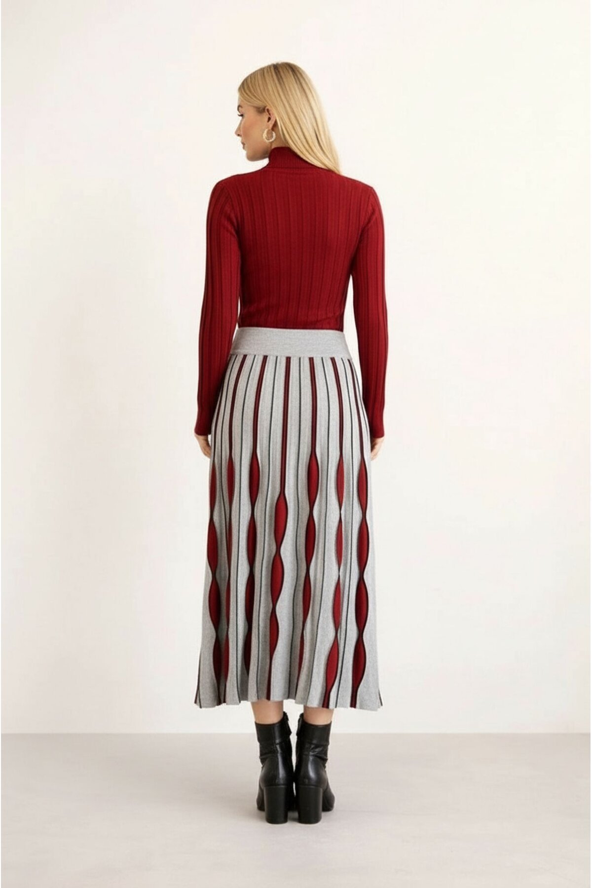 Kadın Uzun Kol Bisiklet Yaka Eteği Renkli Katlı Spor Şık Tesettüre Uygun Triko Tasarım Elbise