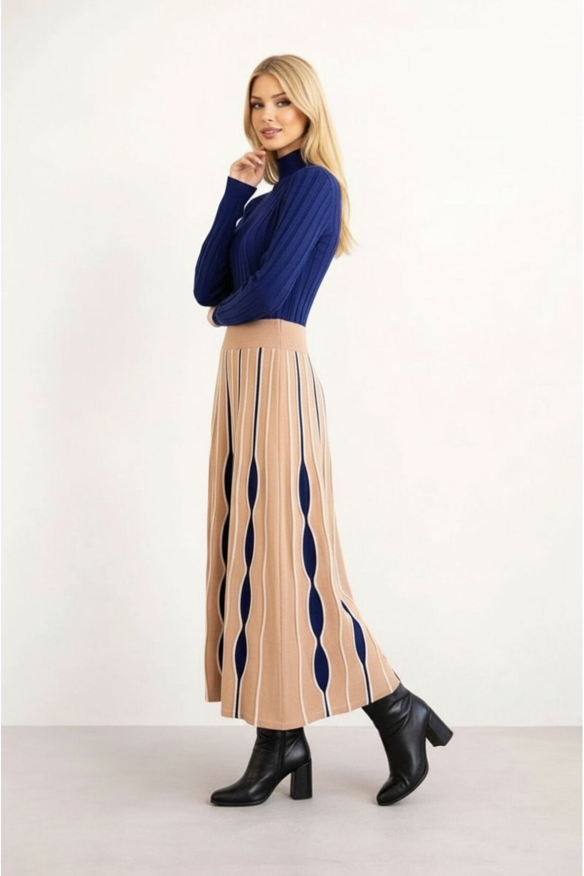 Kadın Uzun Kol Bisiklet Yaka Eteği Renkli Katlı Spor Şık Tesettüre Uygun Triko Tasarım Elbise