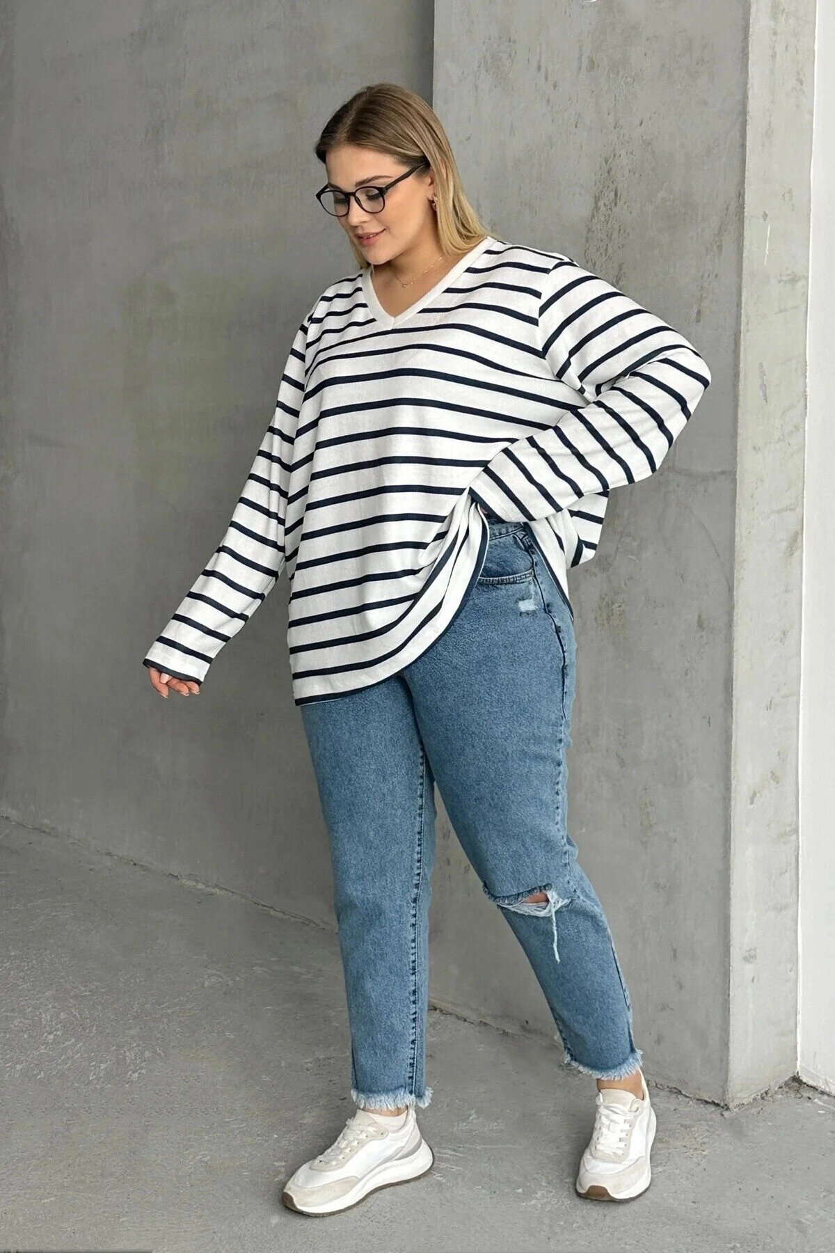 Kadın V Yaka Büyük Beden Oversize Kalıp Geniş Yırtmaçlı Çizgili Uzun Kol Curve Yumoş Bluz