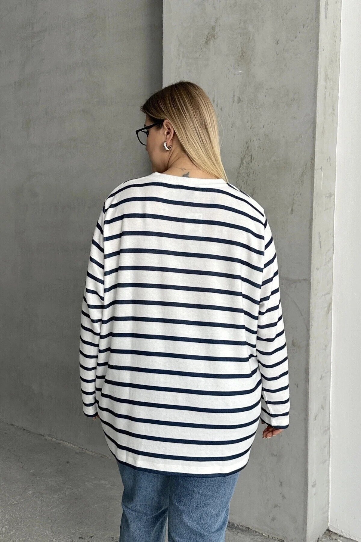 Kadın V Yaka Büyük Beden Oversize Kalıp Geniş Yırtmaçlı Çizgili Uzun Kol Curve Yumoş Bluz