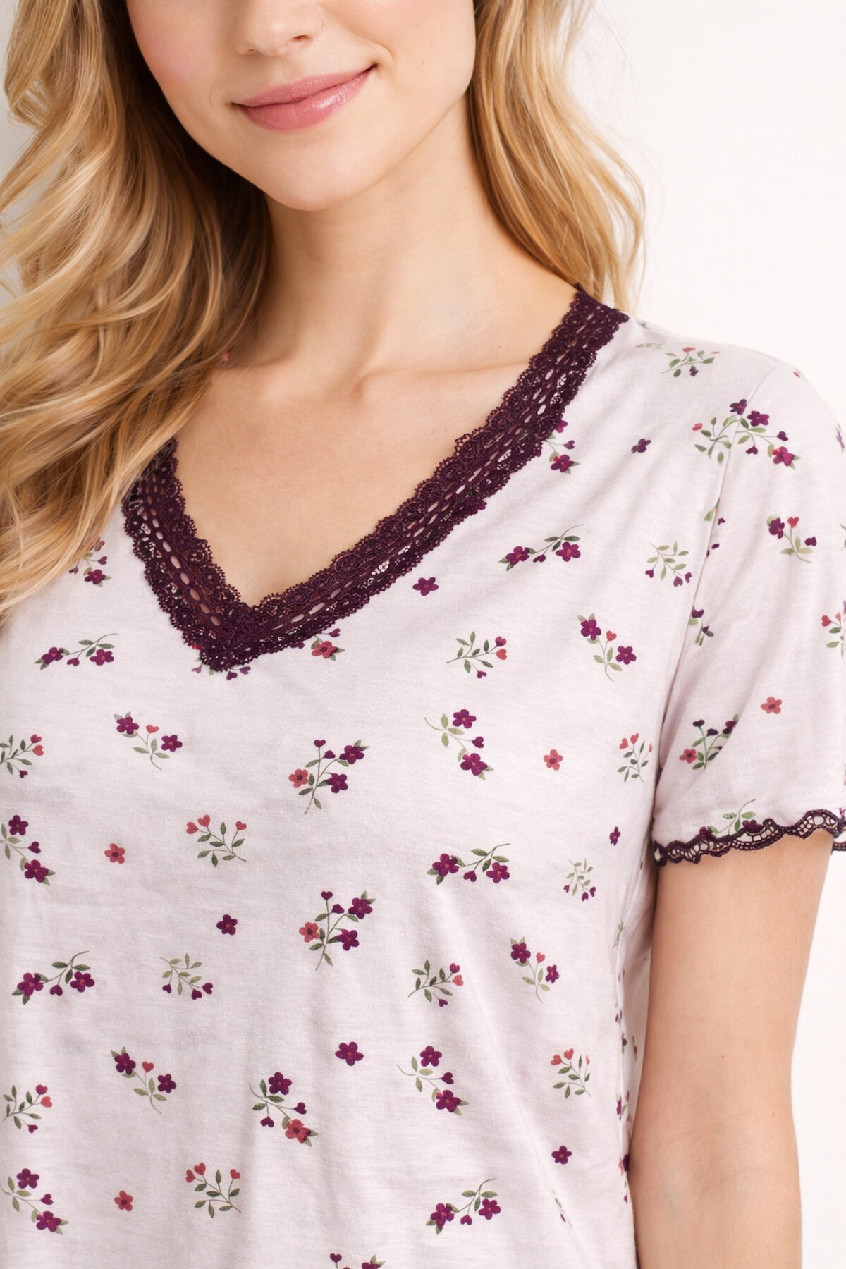 Kadın V Yaka Dantel Detay Yarım Kol Çiçek Desenli Yazlık Pamuk Yumuşak Curve Gecelik