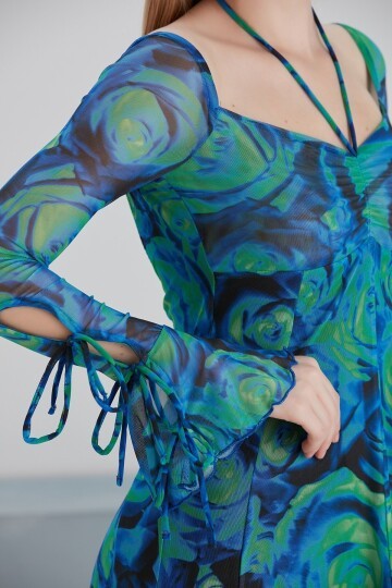 Kadın Sırt Dekolteli Desenli Tül Spor Şık Kol Detaylı Yaka Büzgülü Mavi Elbise