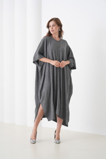 Kadın Tesettüre Uygun Önden Düğmeli Asimetrik Kesim Yarasa Kol Şık Geniş Kalıp Panço Ceket