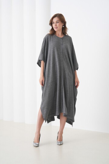 Kadın Tesettüre Uygun Önden Düğmeli Asimetrik Kesim Yarasa Kol Şık Geniş Kalıp Panço Ceket