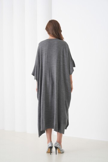 Kadın Tesettüre Uygun Önden Düğmeli Asimetrik Kesim Yarasa Kol Şık Geniş Kalıp Panço Ceket