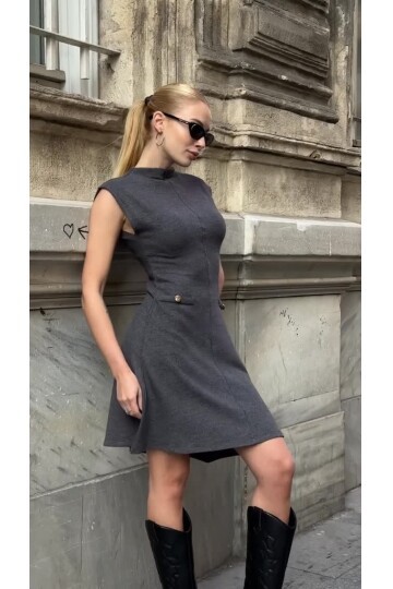 Kadın Dik Yaka Asimetrik Etekli Beli Tokalı Kolsuz Şık Tasarım Elbise