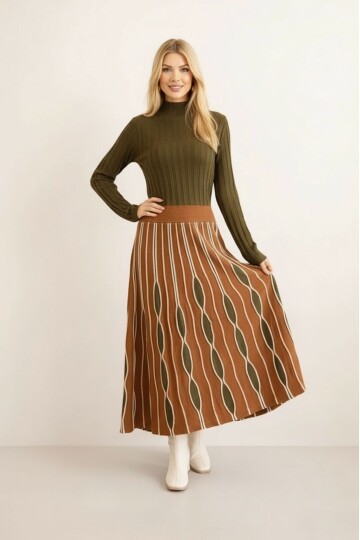 Kadın Uzun Kol Bisiklet Yaka Eteği Renkli Katlı Spor Şık Tesettüre Uygun Triko Tasarım Elbise